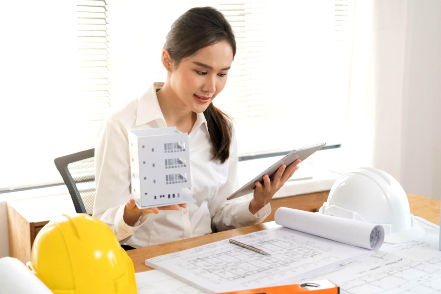 Studierende bei der gemeinsamen Projektarbeit an Finanzanalysen