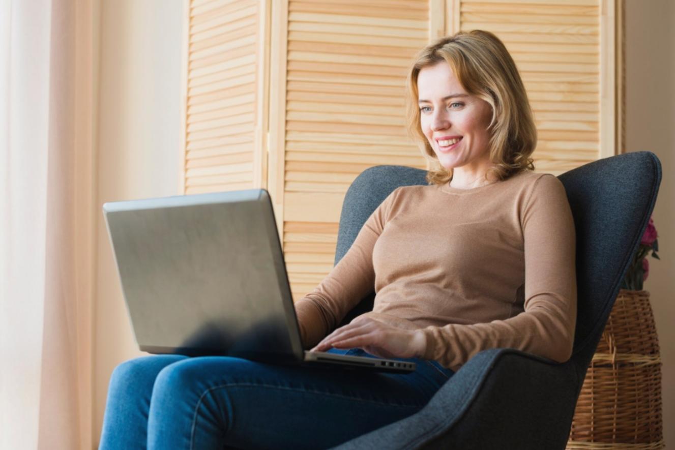 Visualisierung des Budgetprüfungsprozesses mit Dokumenten und Notizen